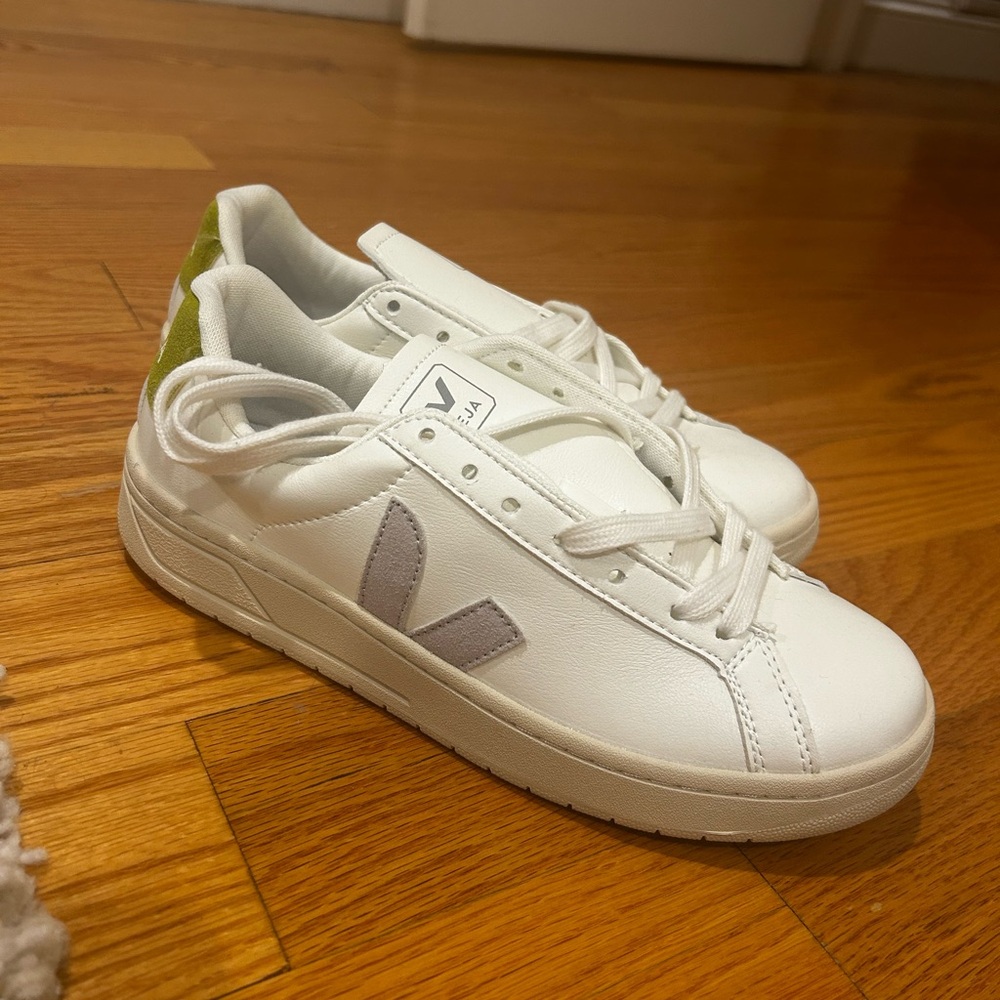 Veja size 38.